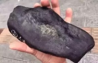 黑到发亮的原石，一刀下去货主差点没晕过去！