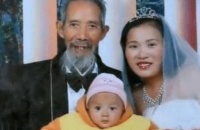 当年28岁的她为挽留住73岁丈夫，直接给他生下大胖小子，现状如何