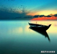 湖心划桨惊鸥鹭，光影柔情载一船