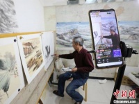 农民画家放下锄头拿画笔 将新疆山水画搬进直播间