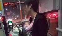 “艰辛奶爸”带娃坐公交走红，生容易，活容易，生活不容易