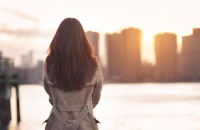 你的脸上云淡风轻，谁也不知道你的牙咬得有多紧