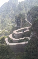 随云入野烟，拥树阅秋蝉