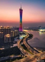 从天棚到汽车的底盘，掏尽都市的晨昏