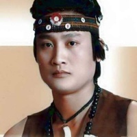 台湾歌手上春晚火遍两岸，醉酒摔残被妻女抛弃，前女友却不离不弃