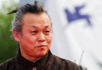 韩媒报道韩国导演金基德因新冠并发症去世