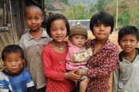 火车上女子带孩子上洗手间，近一小时不出来，叫来乘务员强制打开