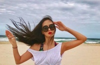 13岁就被富豪看中，追了6年终于追到手，婚后劳斯莱斯当买菜车！