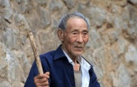 老祖宗俗语：“宁可夜宿荒坟，不可夜居古庙”，古人外出经验之谈