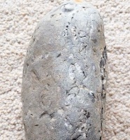 父母留给男子一块石头，无意间掉地上摔成两半，捡起细看后惊喜了