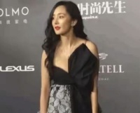 杨幂体态真夸不出口，脖子前倾气质无，网友：买个背背佳可好