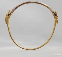 还记得我国艺术家何云昌吗？抽掉身上的肋骨做成项链，他现状如何