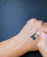 为了请假实在是太拼了，美术生在手背上造假，看到成品老师笑了