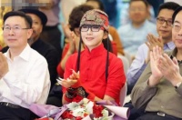 62岁杨丽萍近照，吃喝拉撒全靠男助理照顾，如今依然单身一人