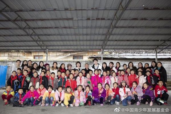李佳琦探访家乡湖南的待援建希望小学