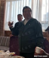 81岁李双江近照曝光，朋友聚餐唱京剧助兴老当益壮