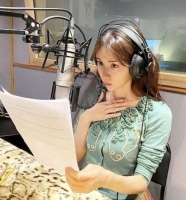 林志玲手压喉咙表情认真严肃 引网友留言：不像你