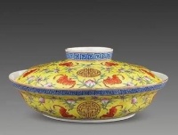 万乾堂鉴定：黄地粉彩福寿大盖碗鉴赏