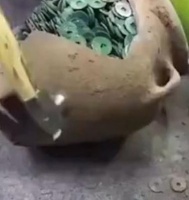 男子打扫老房子，墙角挖出一个罐子，里面的东西感觉自己发财了！
