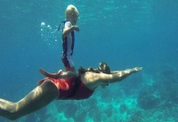 男子把3岁的宝宝扔进8米深水拒绝施救，得知真相后人们称赞不已