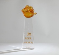 浦江远芳琉璃有限公司，境舍礼品琉璃奖杯制作工艺