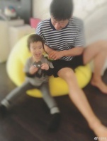 吴京难得放假在家带娃 谢楠曝老公瘦了十斤