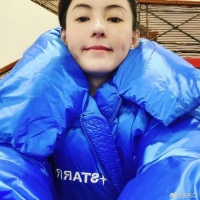 张柏芝裹超大宝蓝色羽绒服 素颜自拍酒窝可爱