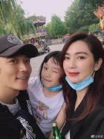 天伦之乐！洪欣张丹峰晒一家三口合影否认离婚