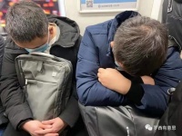 罗西：做人苦，活在攀比中和互相看不起里｜名家阅读