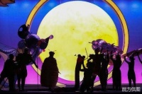 中国儿艺《萤火虫姐弟历险记》用童话思考现实问题