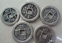 贾家的月例等级制度，反应了女子的地位和生存的状态