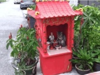 女子庙前上香，总感觉不对劲，仔细一瞧，连退三步