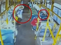 “叔叔，有人摸我……”随后监控拍下的一幕，才是最该曝光的偷拍照