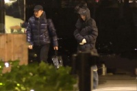 李亚鹏被曝带女友前往酒店 一路上被冻得瑟瑟发抖