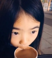 曹格老婆晒9岁女儿，圆眼巴掌脸太美！哥哥被指长变没继承好基因