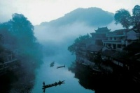 一首充满诗情画意的唐词，大美意境堪压宋词，成为广泛流传的经典