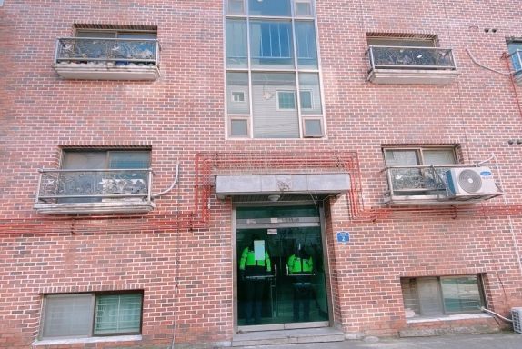 警察严守赵斗淳住所楼门(Anewsa网站)