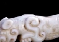 农民老伯花百元买了只挖耳勺，遭子女大骂，专家鉴定后，瞬间乐了