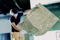 他用尘埃作画，记录一座博物馆的诞生