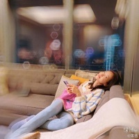 宋茜下雨天惬意窝沙发上 绿洲穿宽松毛衣hin舒适