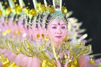 15年前，那位靠《千手观音》征服全国观众的聋哑人邰丽华，现怎样