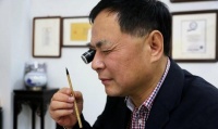 修表工苦练书法写出0.8毫米字体，专家却称：没有意义，不算书法