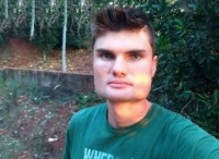 男子的脸长的很方正，大家看到他女朋友长相后，直接不淡定了