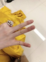 毛晓彤还没上台甲片就掉了三个 发文表示“心好痛”