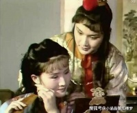 三更半夜，三九寒冬，陪着宝玉安睡的麝月为何要到外面去解手？