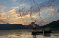 老话说：“合嘴弯弓不可交，两腮无肉大弯腰”，啥意思？