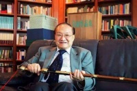 金庸一生著作等身，却有三爱好：专黑一名字、一个辈分、一个姓氏