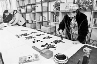 省女子书画研究院在郑揭牌