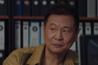 他搭档胡歌一夜爆红，因打架气死父亲，今54岁看破红尘出家信佛