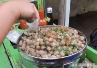 50岁大妈街头卖小吃，10元一斤，排队都难买，一天能赚2000多！